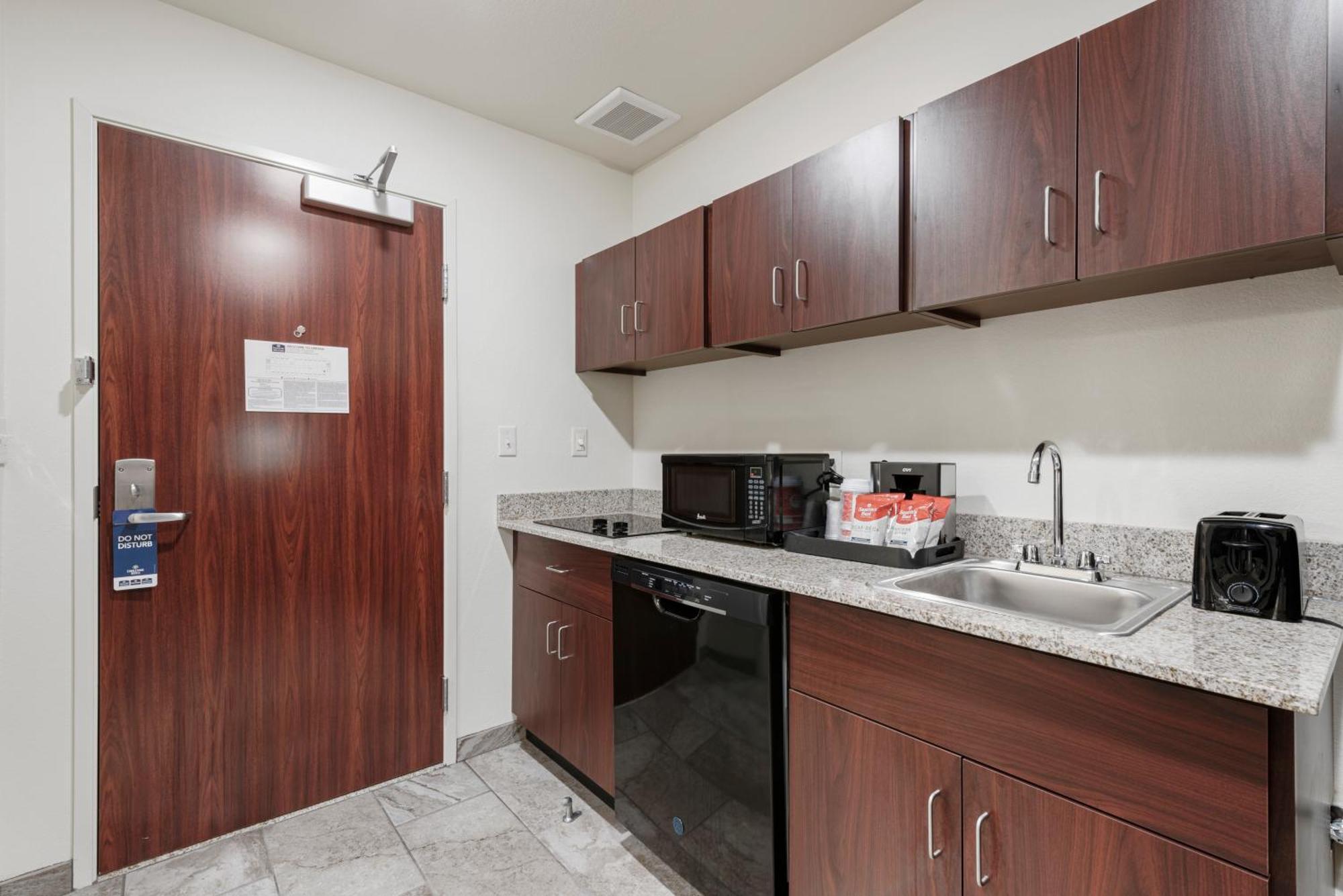 Cobblestone Hotel & Suites - Bellefontaine Bagian luar foto