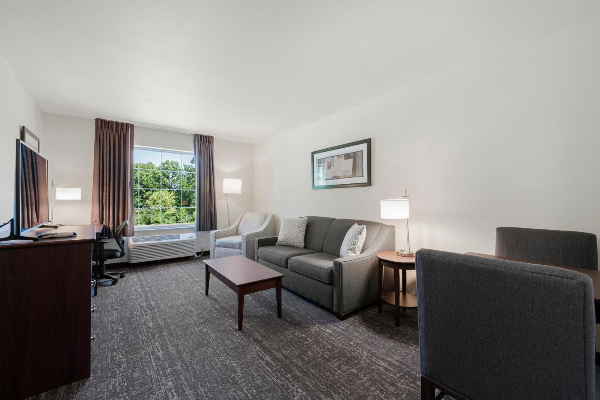 Cobblestone Hotel & Suites - Bellefontaine Bagian luar foto