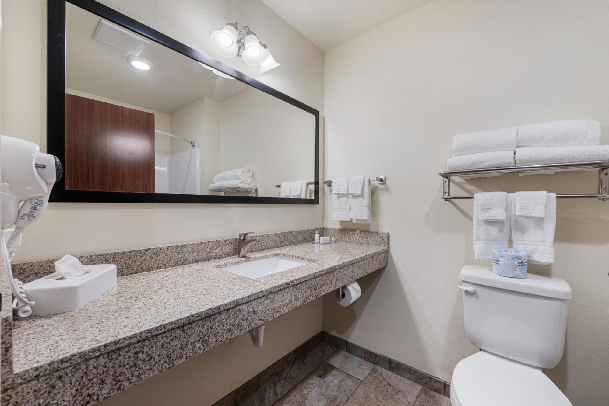 Cobblestone Hotel & Suites - Bellefontaine Bagian luar foto