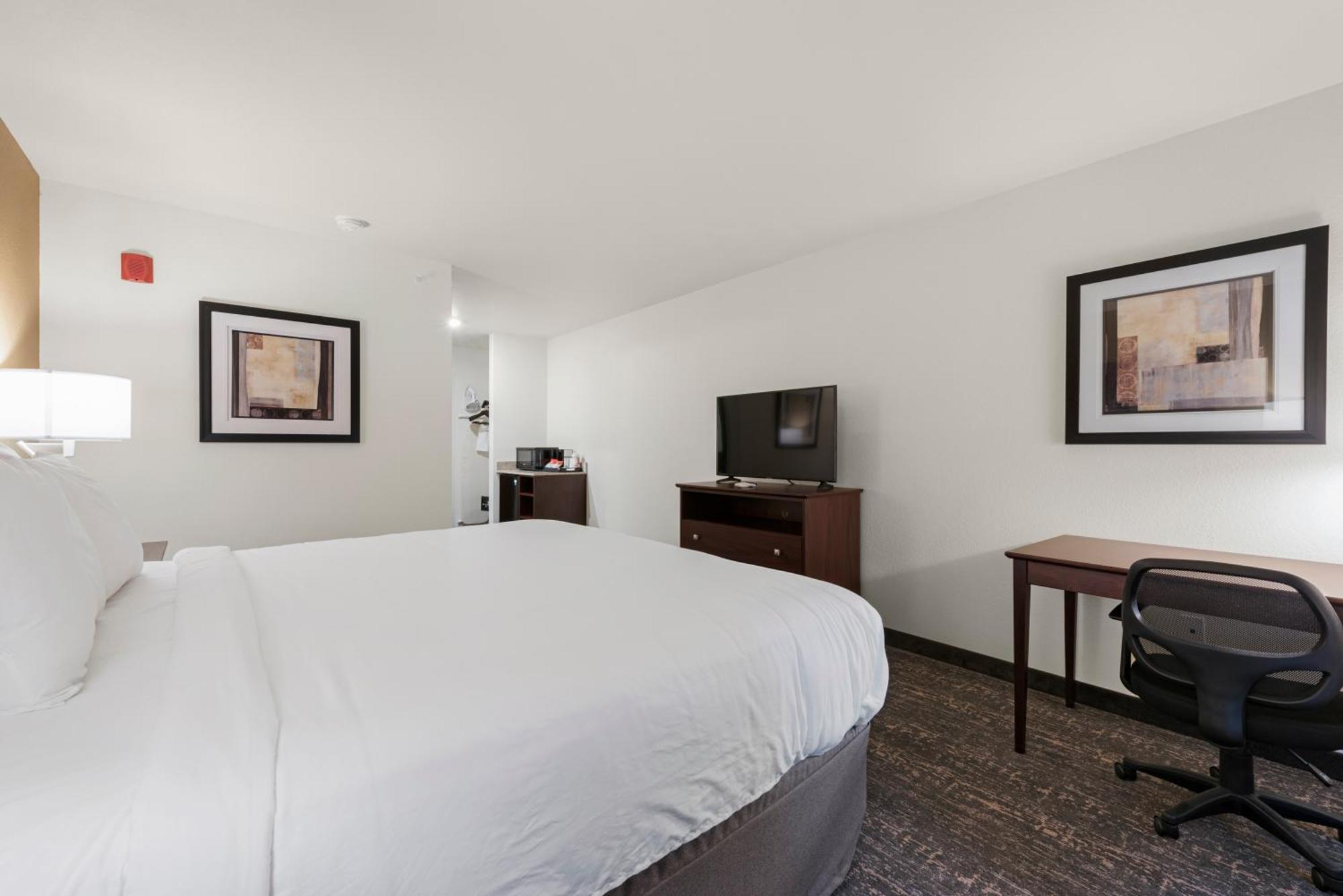 Cobblestone Hotel & Suites - Bellefontaine Bagian luar foto