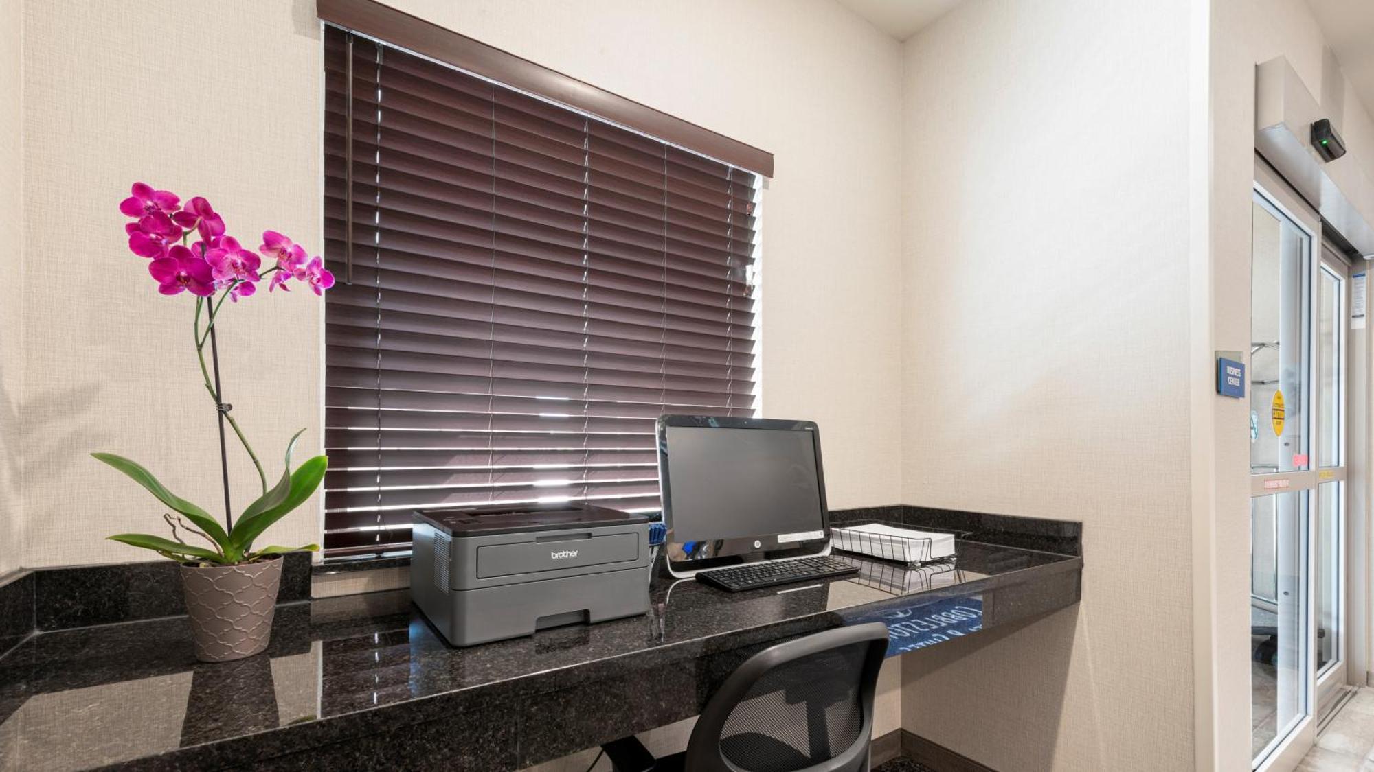 Cobblestone Hotel & Suites - Bellefontaine Bagian luar foto