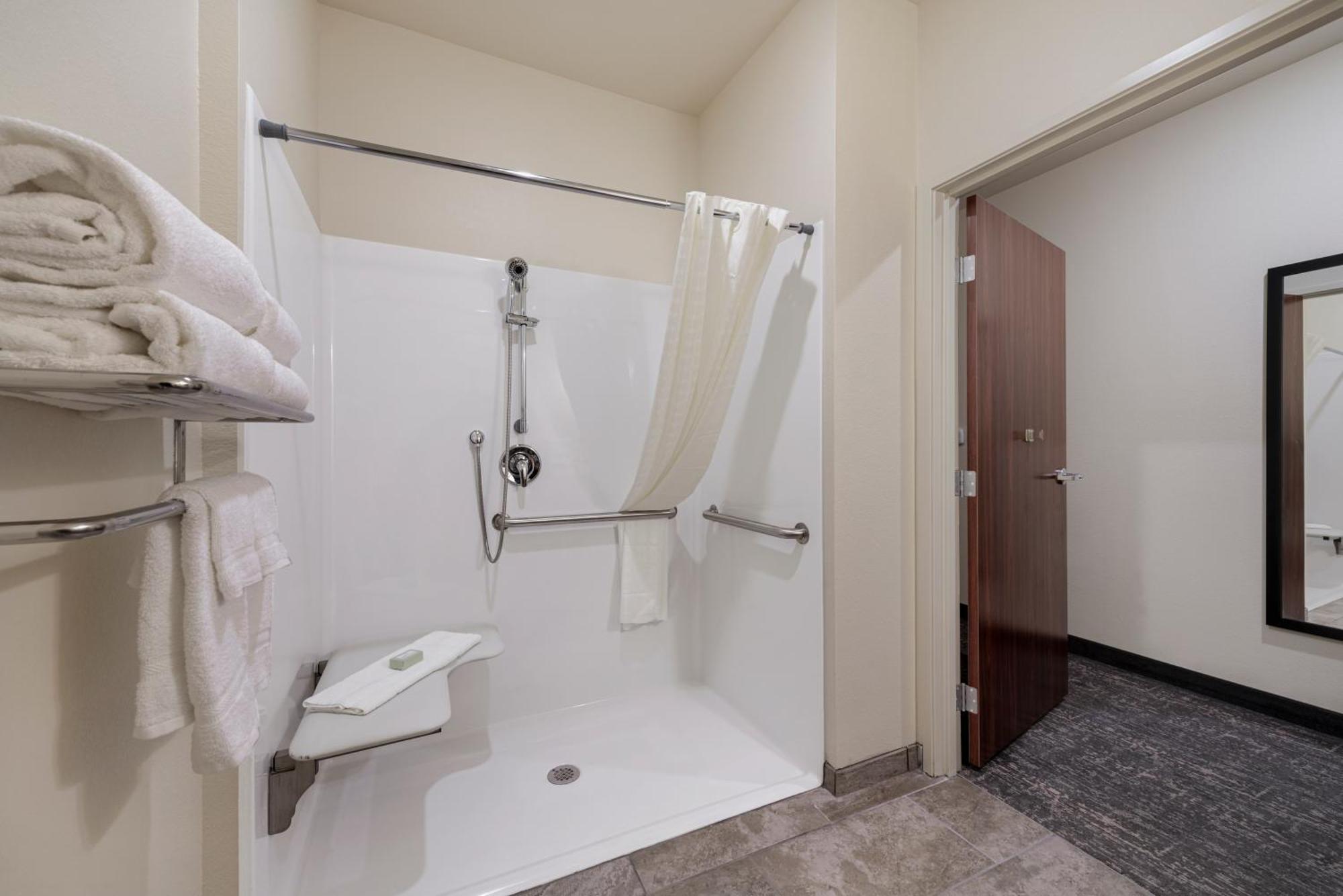 Cobblestone Hotel & Suites - Bellefontaine Bagian luar foto