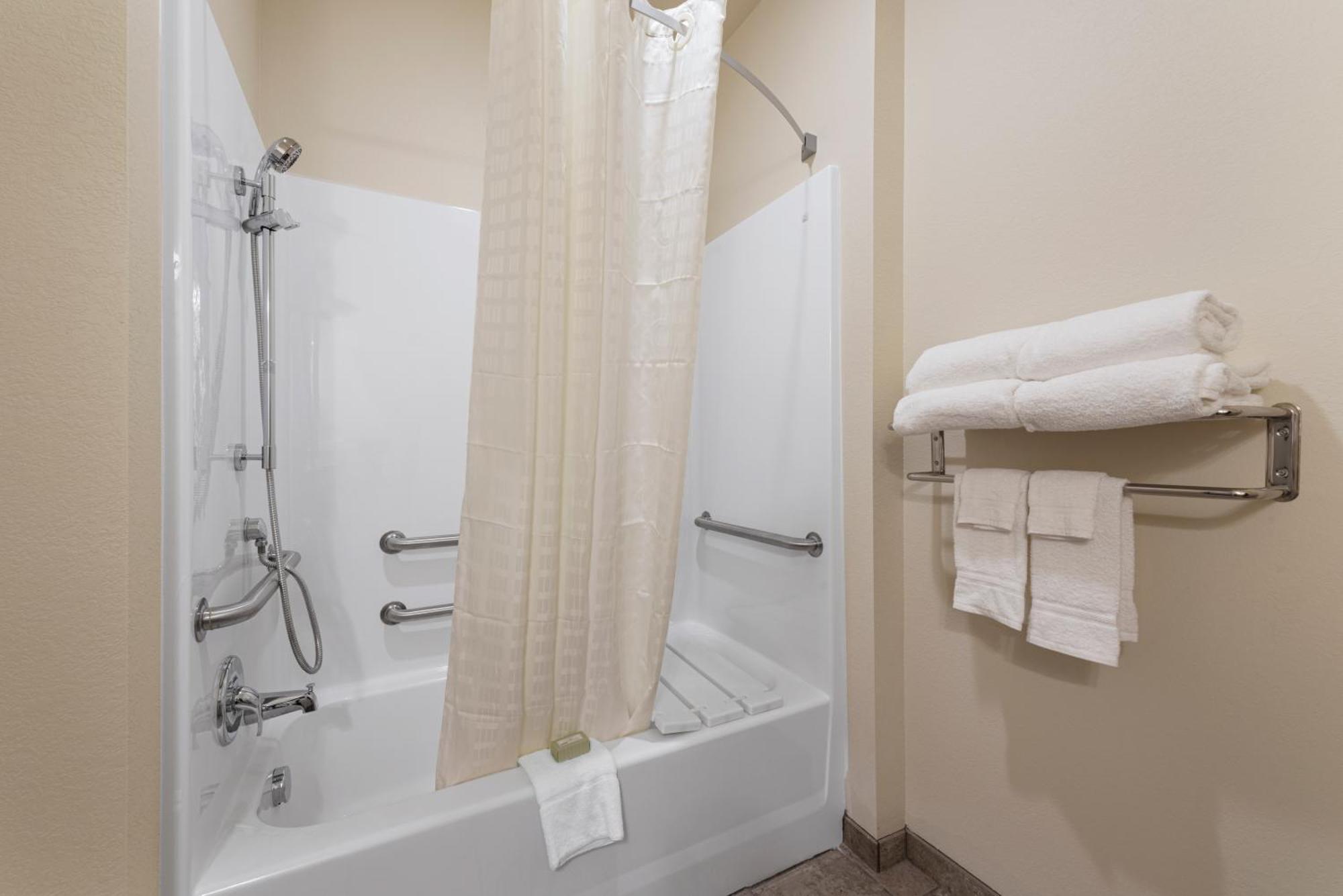 Cobblestone Hotel & Suites - Bellefontaine Bagian luar foto