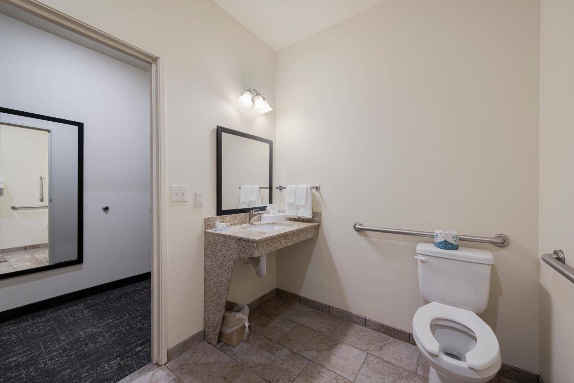 Cobblestone Hotel & Suites - Bellefontaine Bagian luar foto