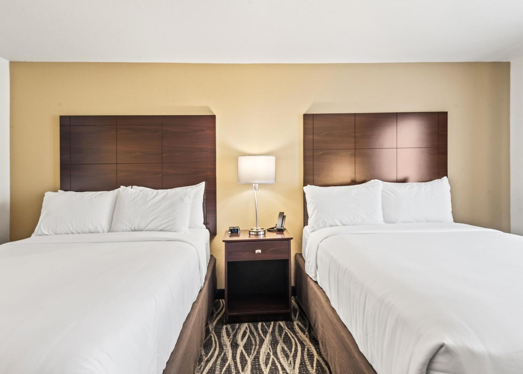 Cobblestone Hotel & Suites - Bellefontaine Bagian luar foto