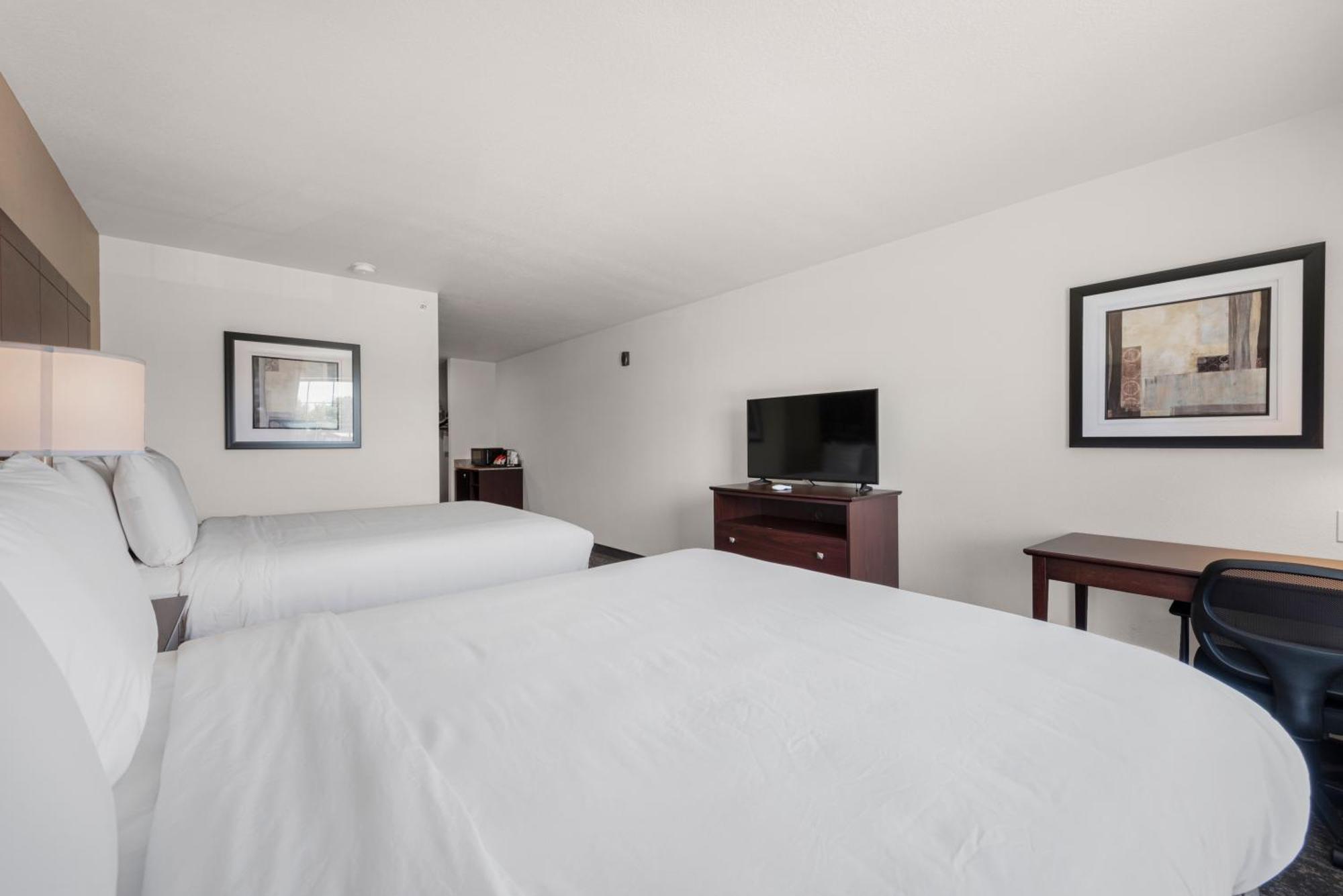Cobblestone Hotel & Suites - Bellefontaine Bagian luar foto